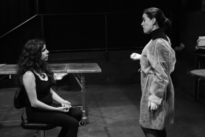 Las actrices María Alarcón y Verónica Bermudez durante el ensayo. Foto:Raúl Alcántara